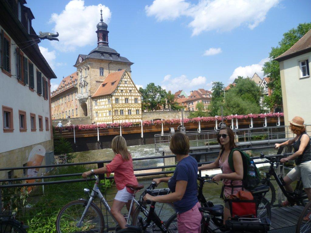 Das Alte Rathaus im Fluss lockt viele Besucher.