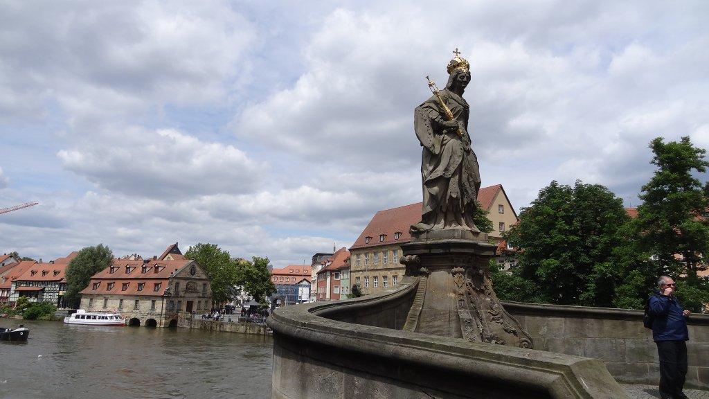 1000 Jahre hat die Heilige Kunigunde ihr Bamberg beschützt. Die Skulptur auf der Unteren Brücke ist eine Station der Fahrrad-Stadtführung.