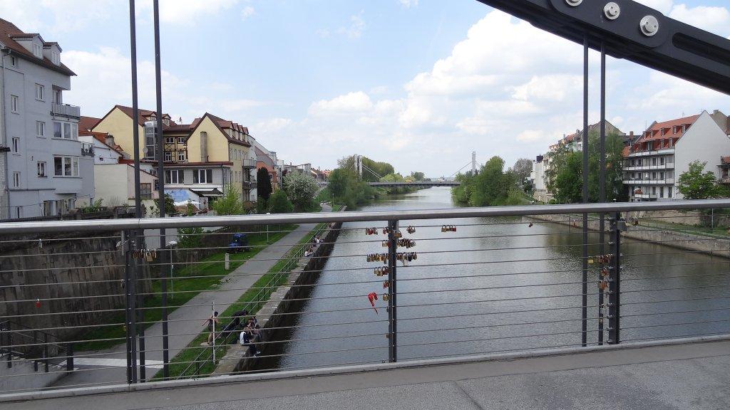 Über die Kettenbrücke geht es aus der Bamberger Altstadt hin zu den Traditionsbrauereien Fäßla und Spezial.
