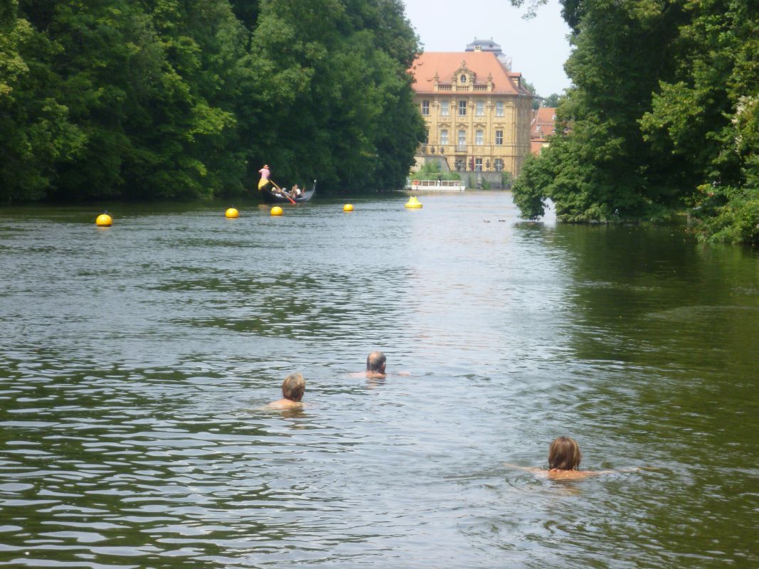 Das Bamberger Hainbad ist ein altes Flussbad, es liegt am RegnitzRadweg.
