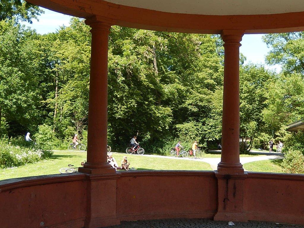 Im Bamberger Hainpark gibt es immer wieder kleine Pavillons.